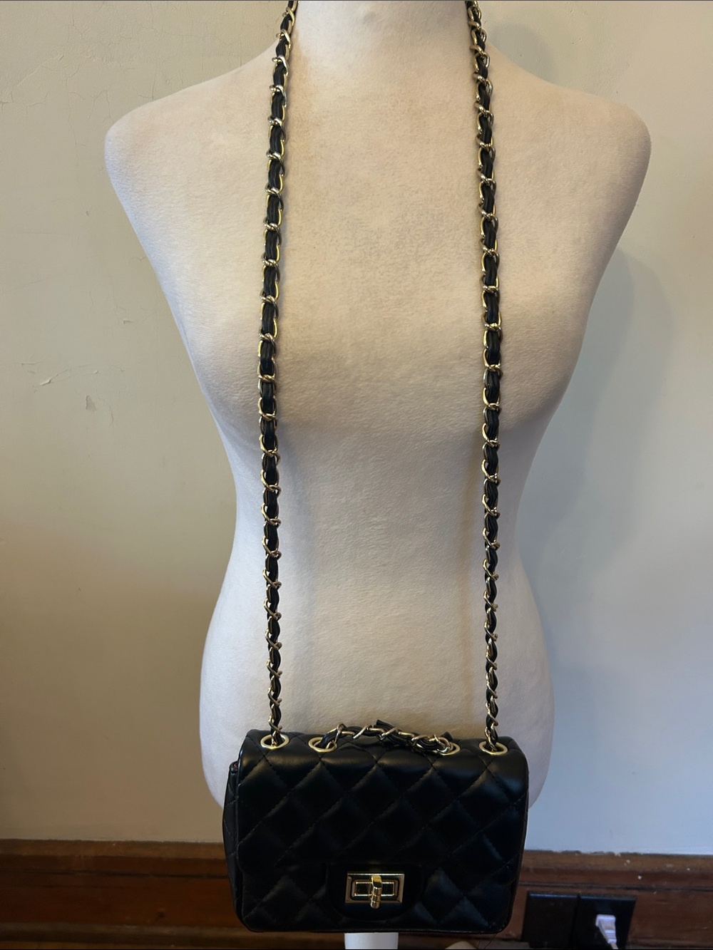 Black Quilted Chain Strap Crossbody Bag VGUC